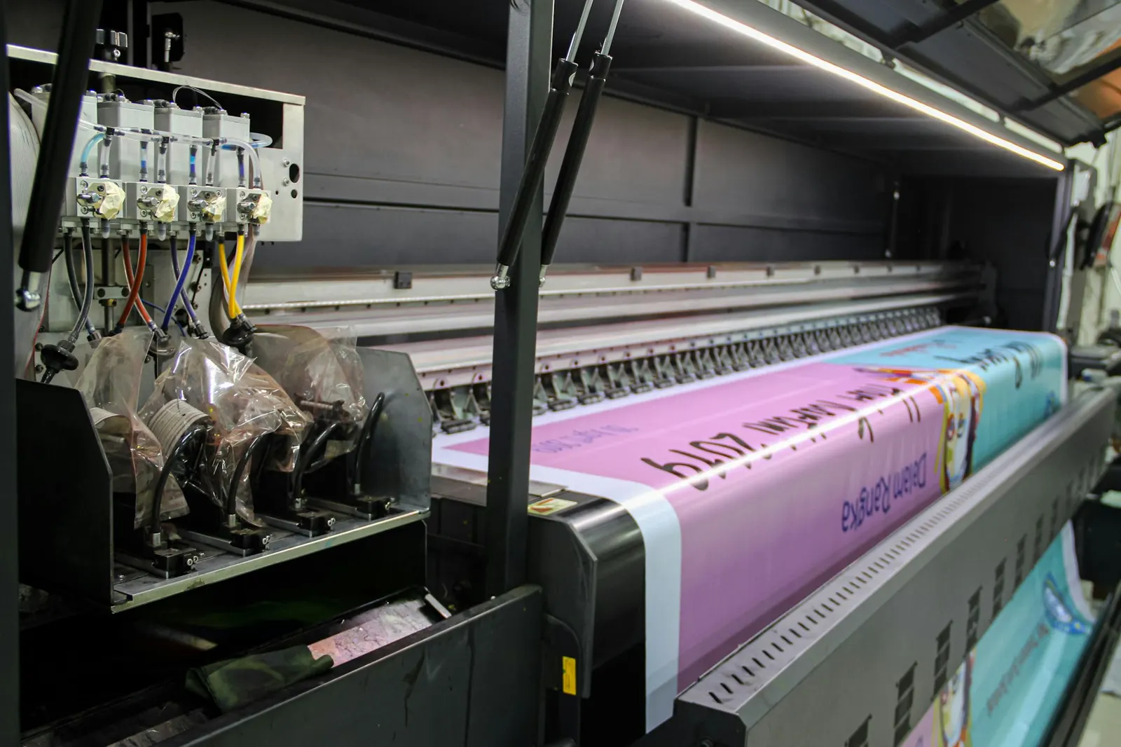 Plotter di stampa grande formato in lavorazione nel laboratorio
