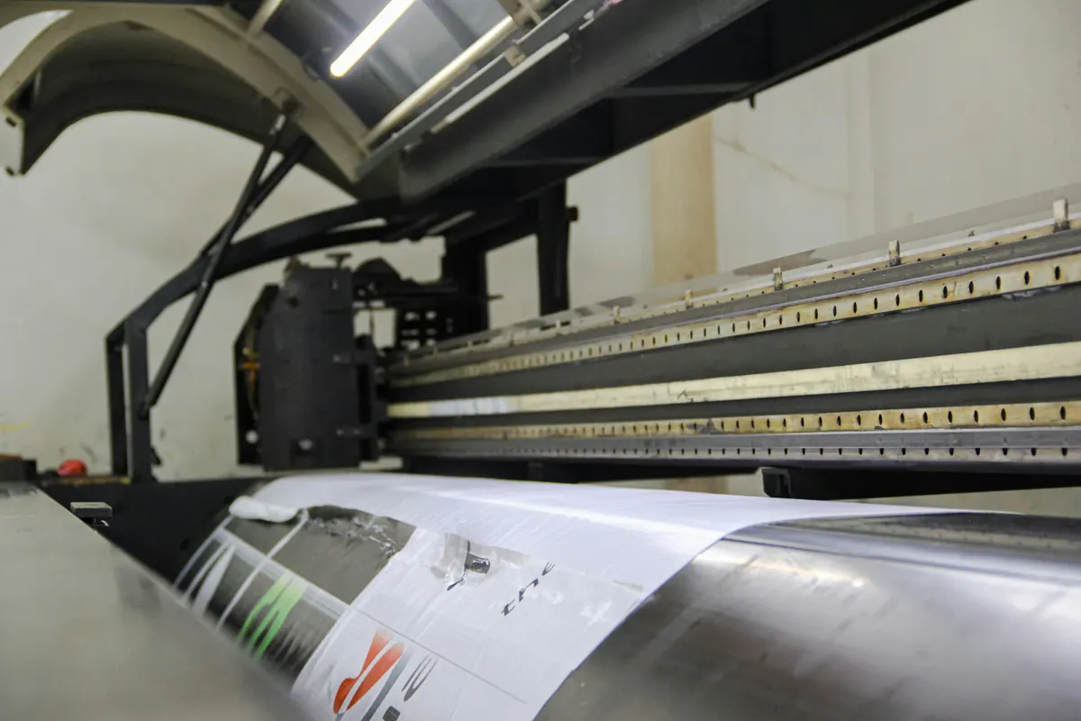 Macchinario di stampa digitale con foglio in lavorazione